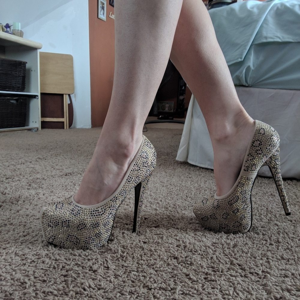 High heels shoes pumps .Size 8,5